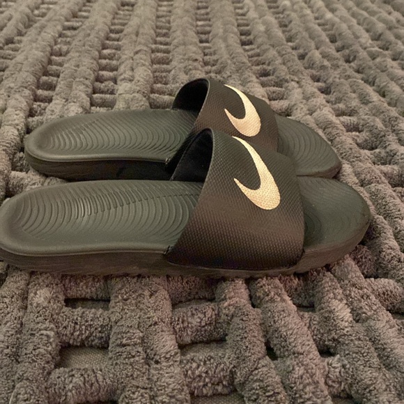 Boys Nike slides - Picture 3 of 4
